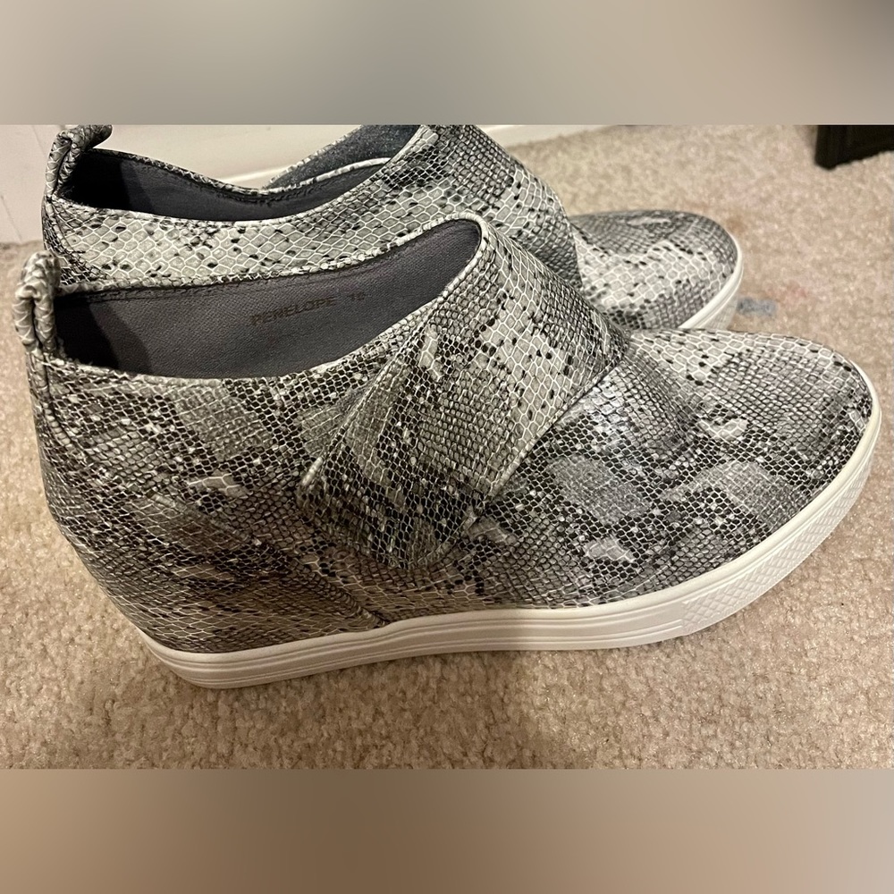 Penelope Chilvers women size 10 snake skin shoes